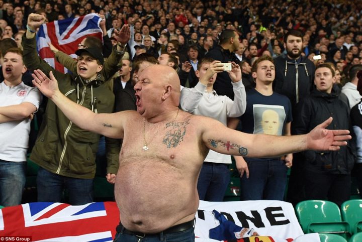 Génant: ce pote qui lance des chants de supporters en soirée.